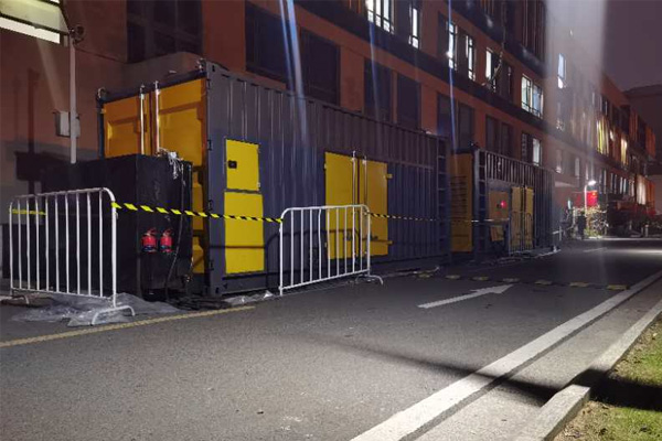 常德柴油发电机组的输出电压是如何调节的？