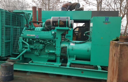 常德发电机组如何判断水冷式机油散热器内部是否需要清洗？